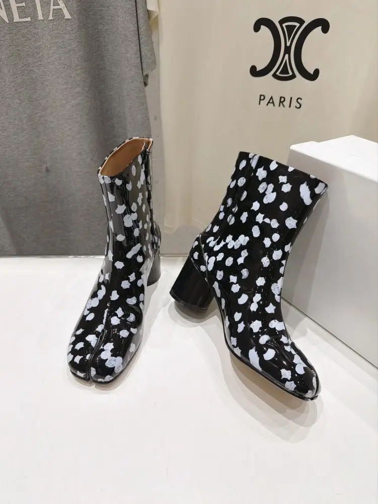 Maison Margiela MM6 Ботильйони з роздільним носком і масивним каблуком — Фото 3