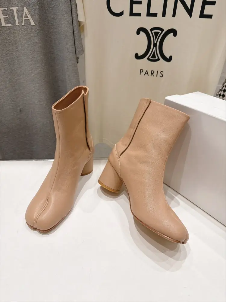 Maison Margiela MM6 Ankle boots from split the toe and massive heel — Photo 3