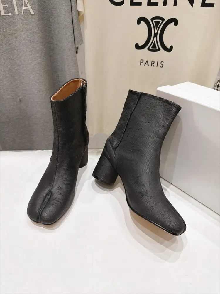 Maison Margiela MM6 Ботильйони з роздільним носком і масивним каблуком — Фото 3
