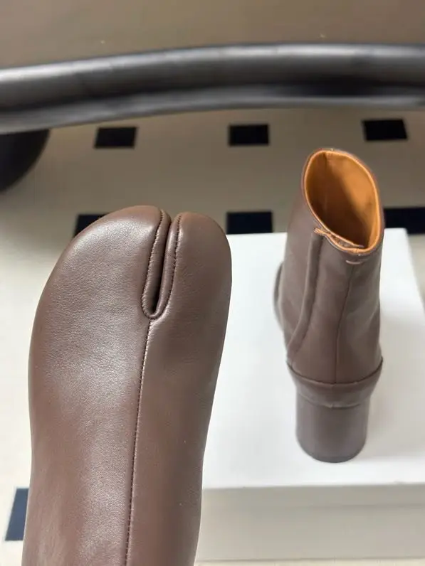 Maison Margiela MM6 Ankle boots from split the toe and massive heel — Photo 3