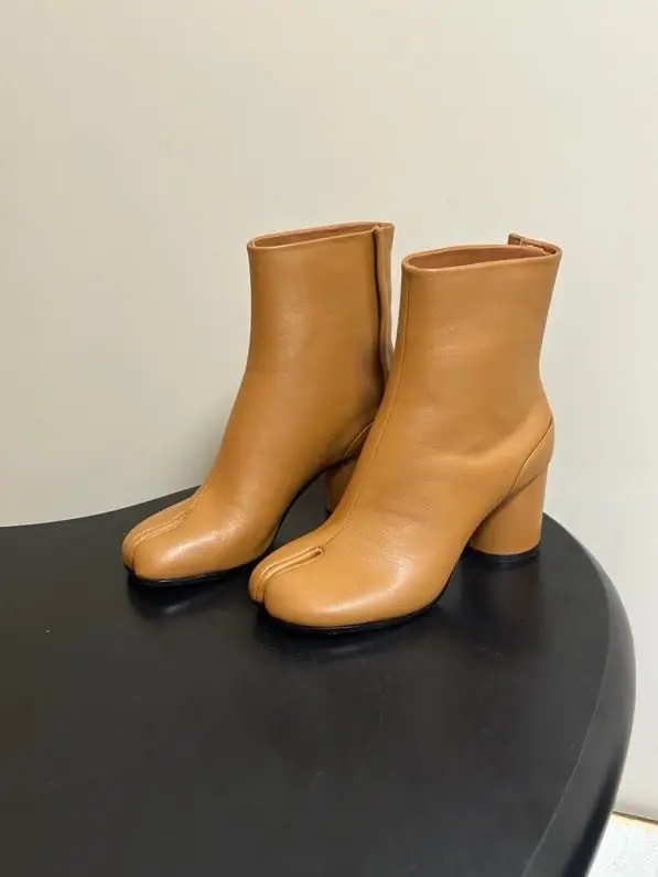 Maison Margiela MM6 Ботильйони з роздільним носком і масивним каблуком — Фото 4