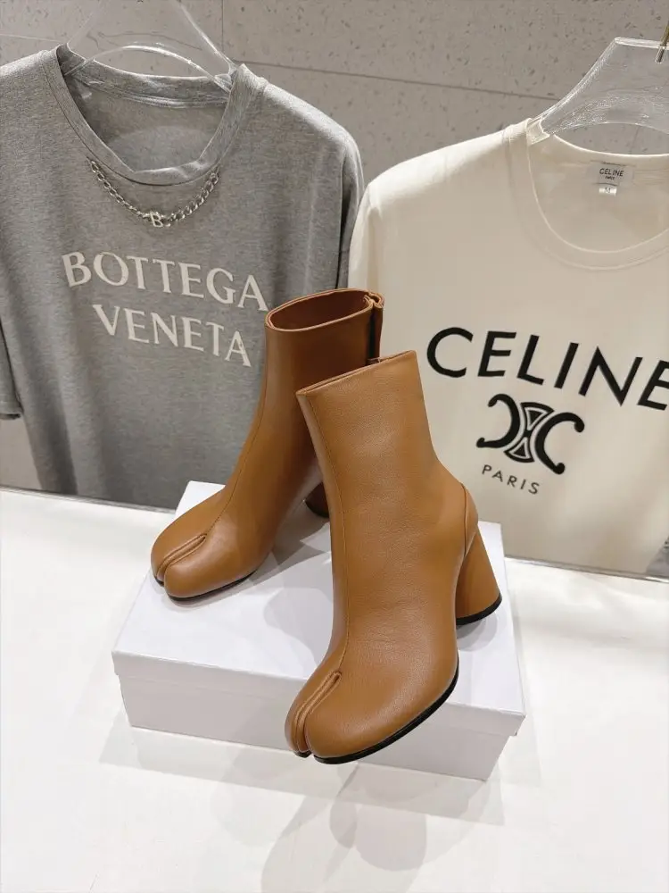 Maison Margiela MM6 Ботильйони з роздільним носком і масивним каблуком — Фото 4