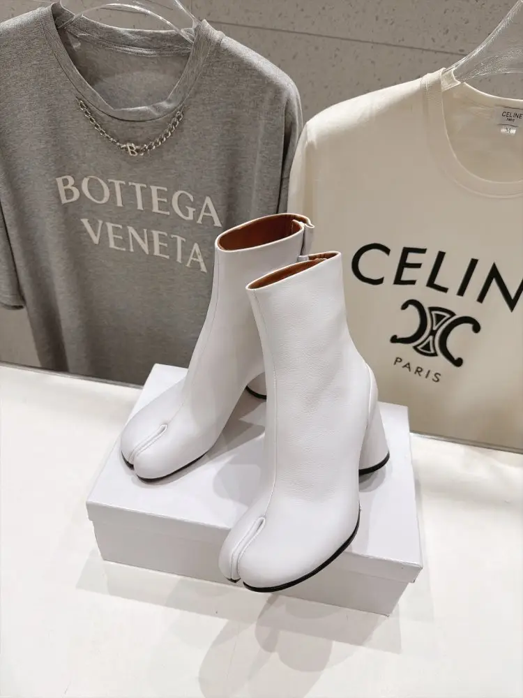 Maison Margiela MM6 Ботильйони з роздільним носком і масивним каблуком — Фото 4