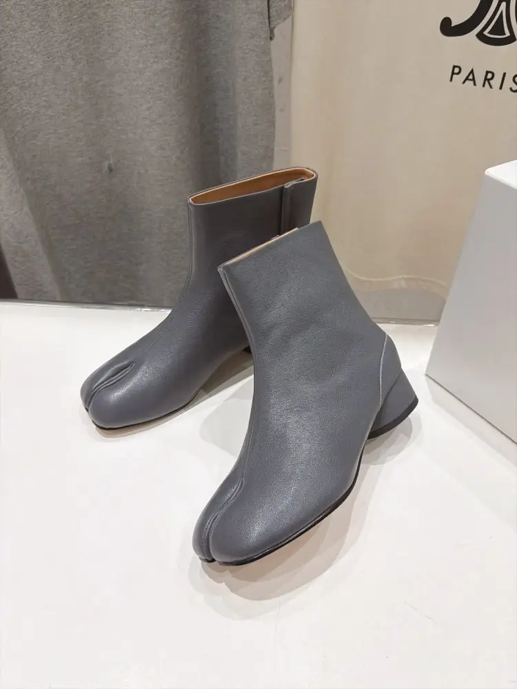 Maison Margiela MM6 Ботильйони з роздільним носком і масивним каблуком — Фото 4