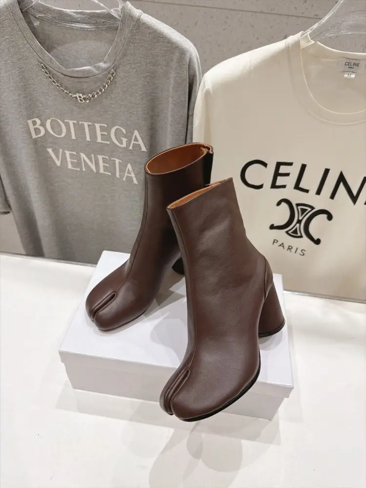Maison Margiela MM6 Ботильйони з роздільним носком і масивним каблуком — Фото 4