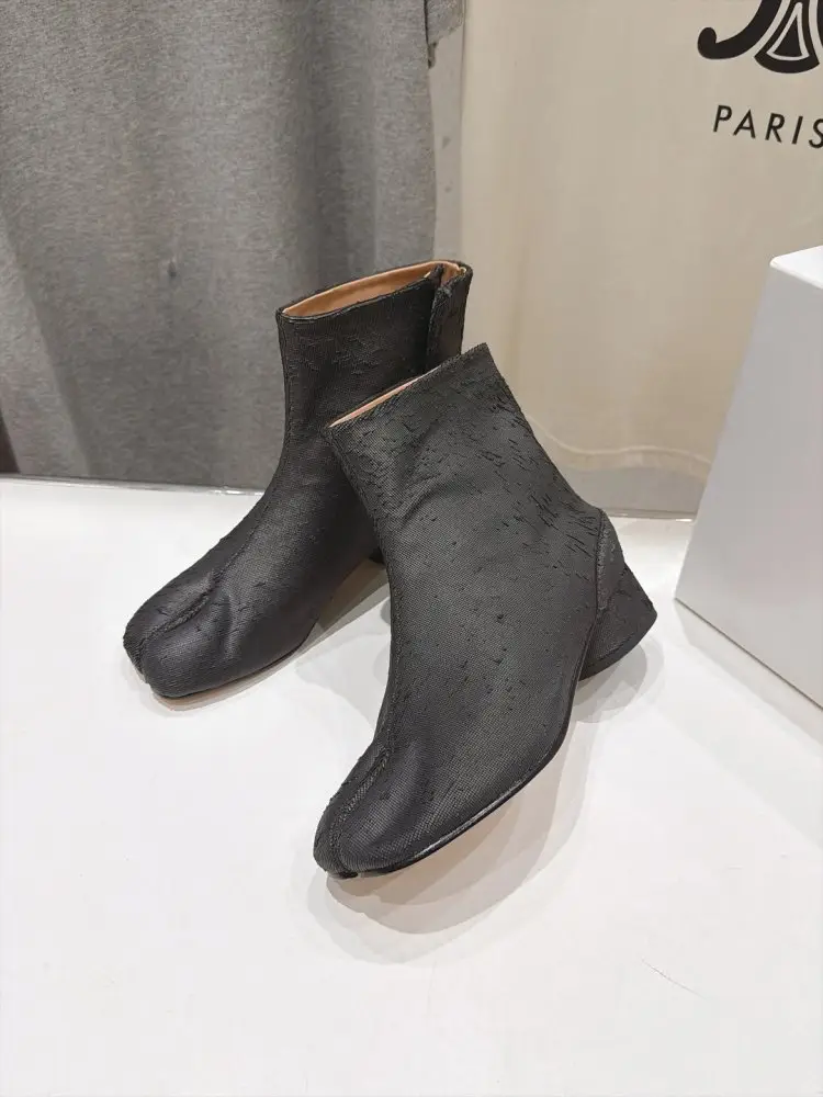 Maison Margiela MM6 Ботильйони з роздільним носком і масивним каблуком — Фото 4