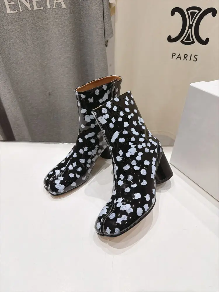 Maison Margiela MM6 Ботильйони з роздільним носком і масивним каблуком — Фото 4
