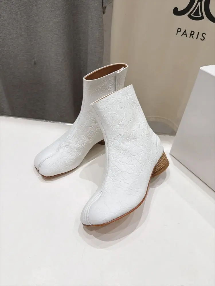 Maison Margiela MM6 Ботильйони з роздільним носком і масивним каблуком — Фото 4
