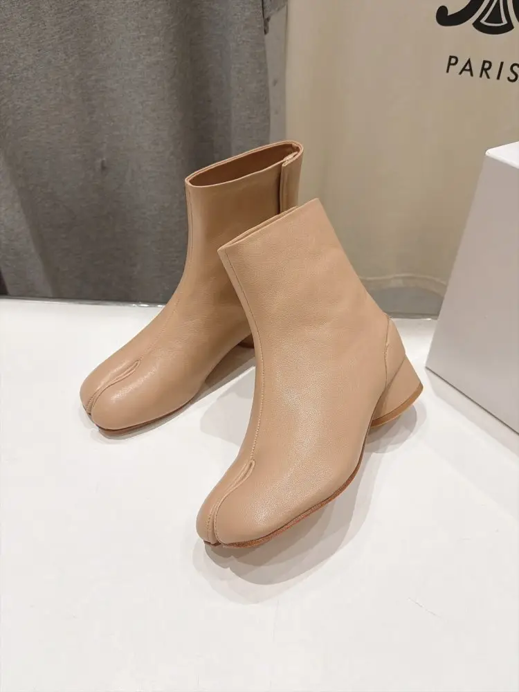 Maison Margiela MM6 Ankle boots from split the toe and massive heel — Photo 4