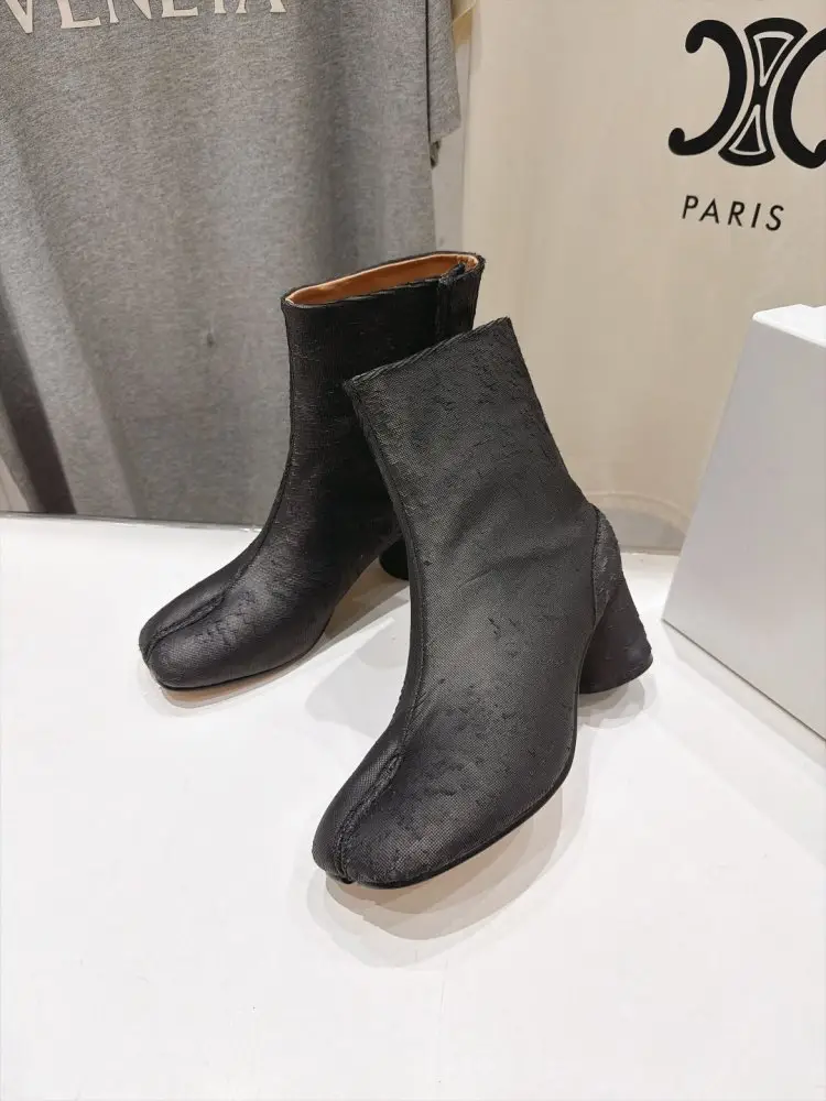 Maison Margiela MM6 Ботильйони з роздільним носком і масивним каблуком — Фото 4