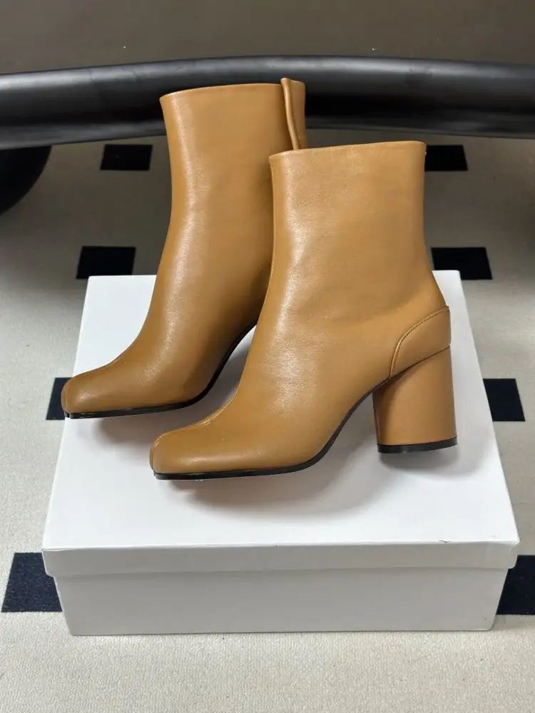 Maison Margiela MM6 Ankle boots from split the toe and massive heel — Photo 4