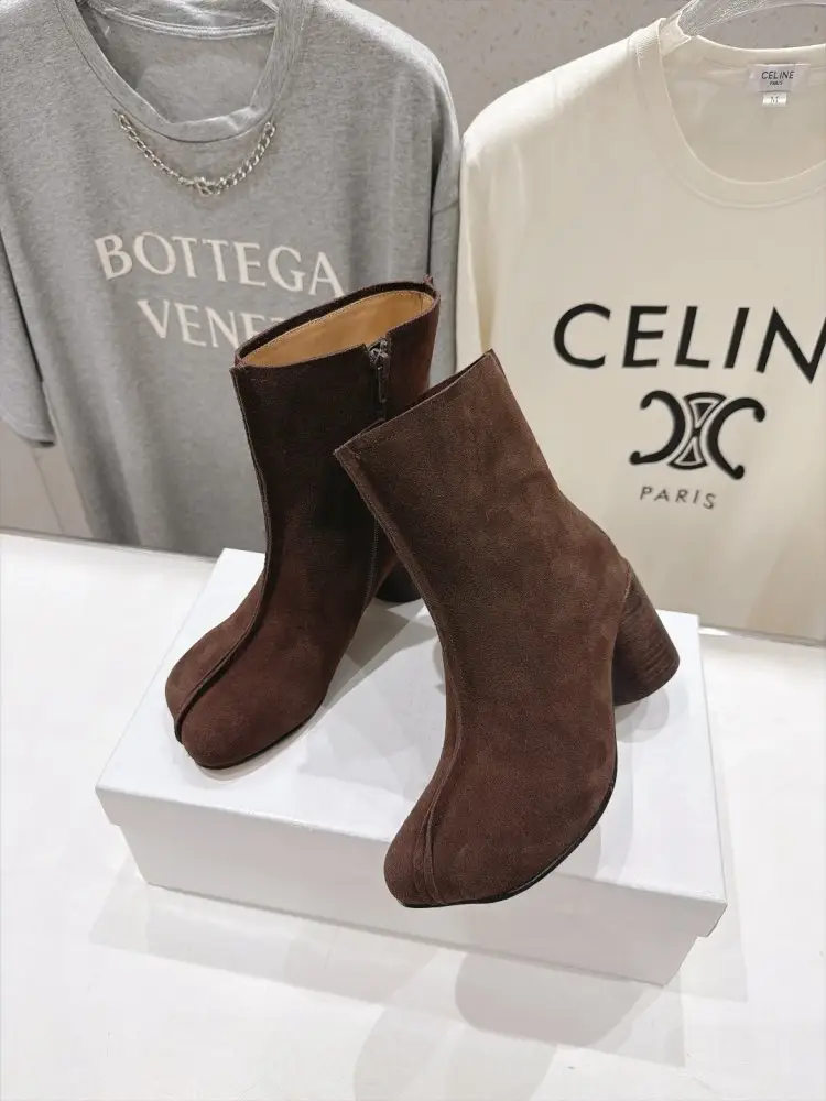Maison Margiela MM6 Ботильйони з роздільним носком і масивним каблуком — Фото 4