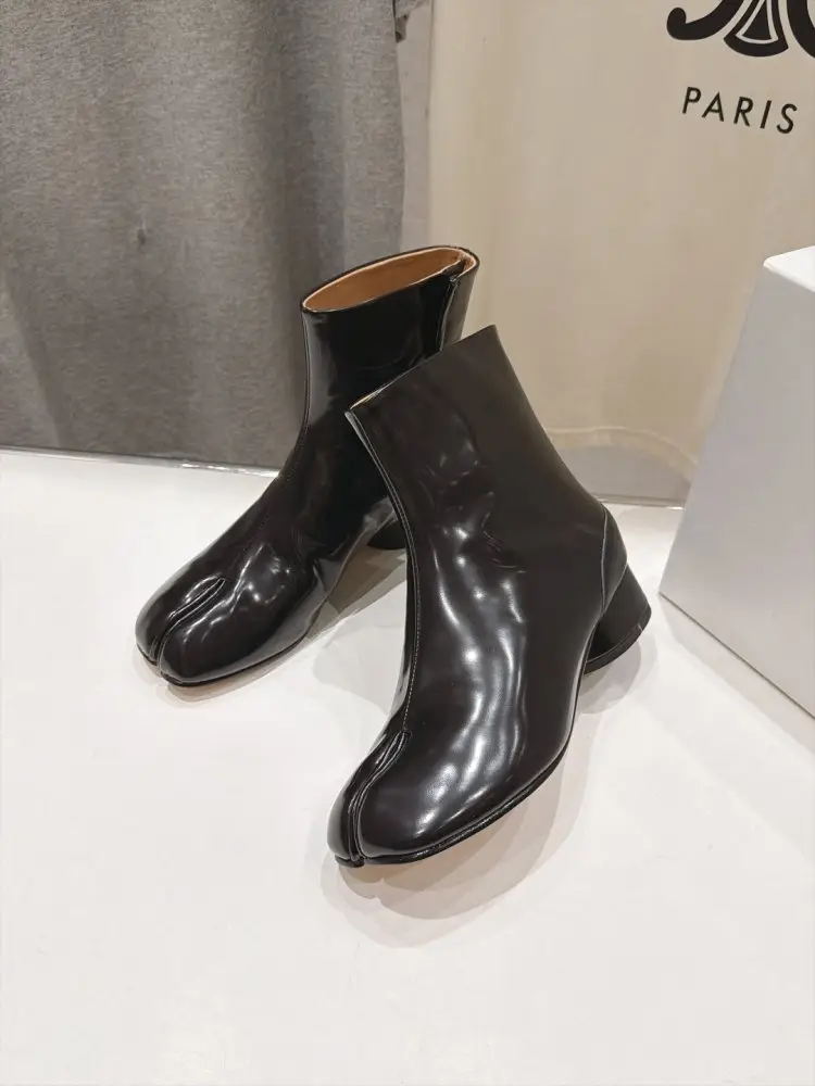 Maison Margiela MM6 Ботильйони з роздільним носком і масивним каблуком — Фото 4