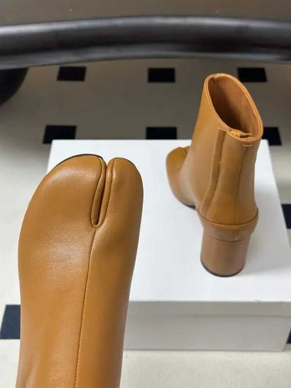 Maison Margiela MM6 Ботильйони з роздільним носком і масивним каблуком — Фото 5