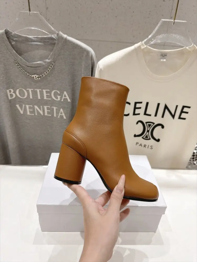Maison Margiela MM6 Ботильйони з роздільним носком і масивним каблуком — Фото 5