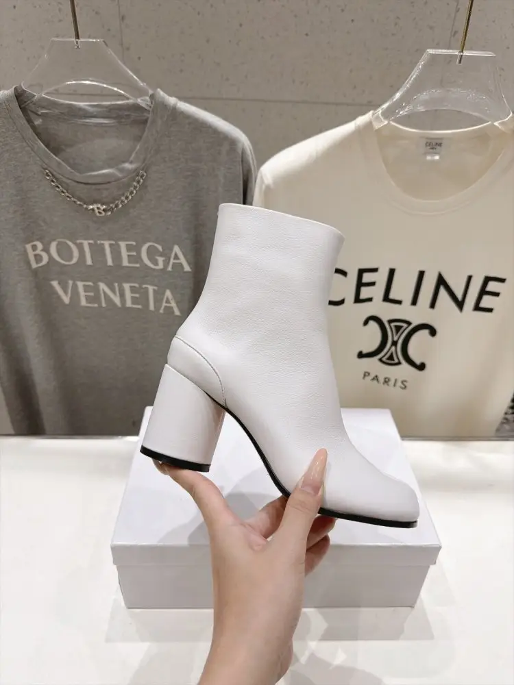 Maison Margiela MM6 Ботильйони з роздільним носком і масивним каблуком — Фото 5
