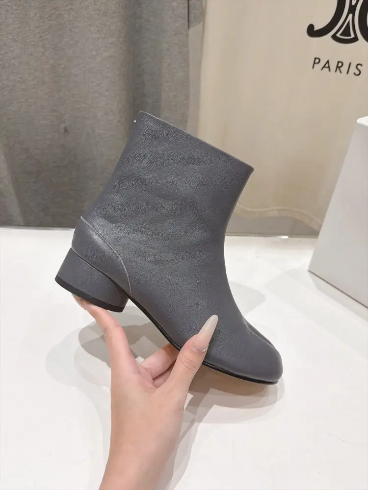 Maison Margiela MM6 Ботильйони з роздільним носком і масивним каблуком — Фото 5