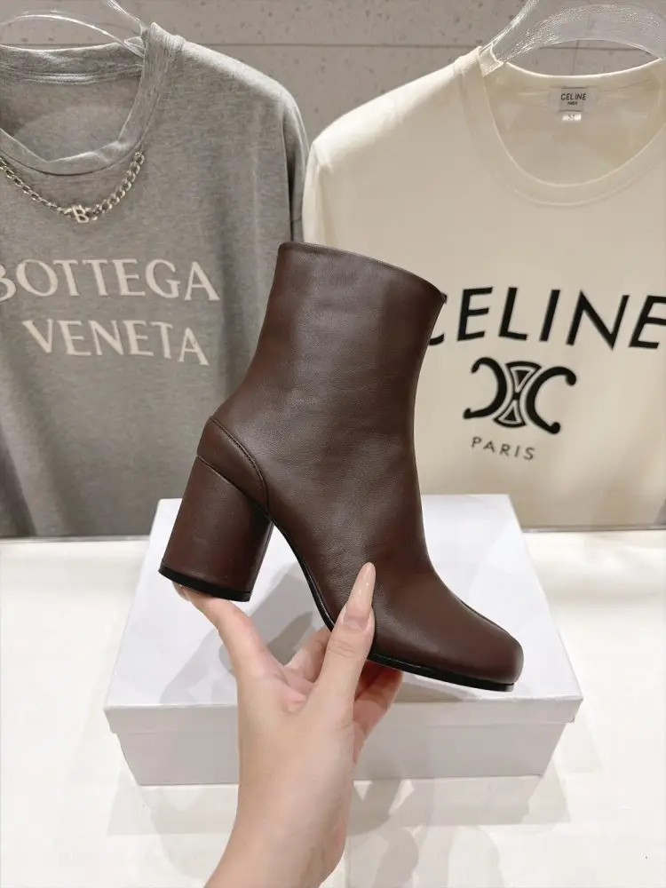 Maison Margiela MM6 Ботильйони з роздільним носком і масивним каблуком — Фото 5