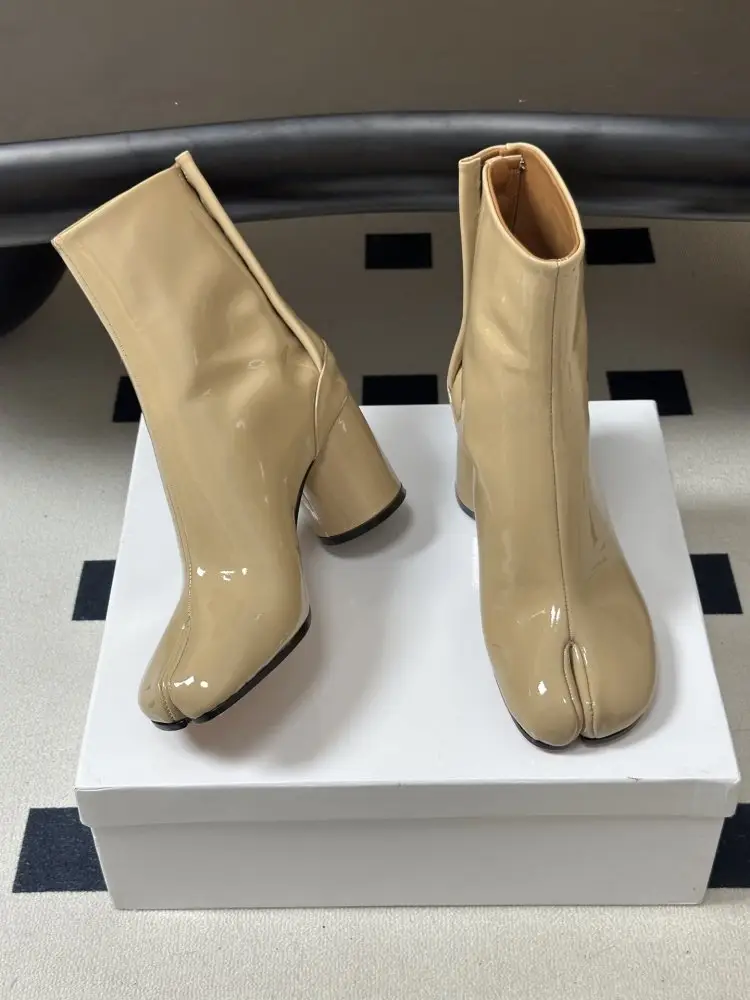 Maison Margiela MM6 Ботильйони з роздільним носком і масивним каблуком — Фото 5
