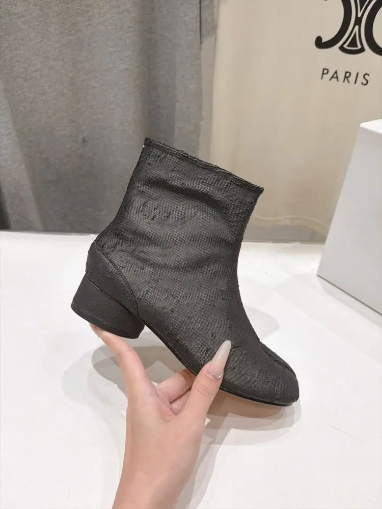 Maison Margiela MM6 Ботильйони з роздільним носком і масивним каблуком — Фото 5
