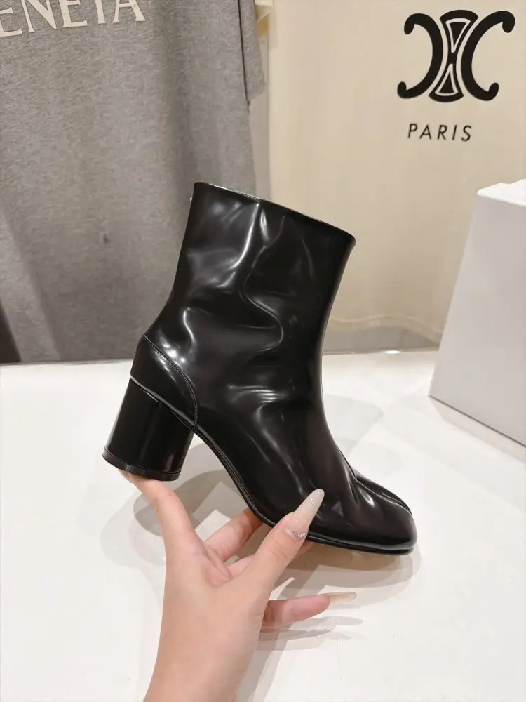Maison Margiela MM6 Ankle boots from split the toe and massive heel — Photo 5