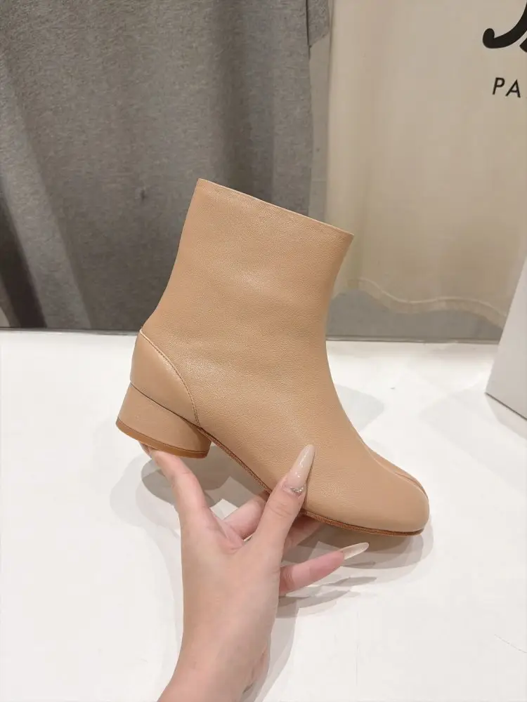 Maison Margiela MM6 Ankle boots from split the toe and massive heel — Photo 5