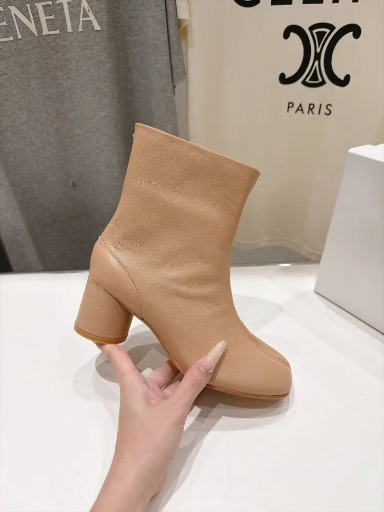 Maison Margiela MM6 Ankle boots from split the toe and massive heel — Photo 5