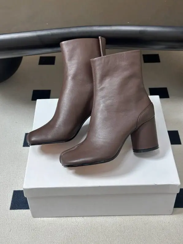 Maison Margiela MM6 Ankle boots from split the toe and massive heel — Photo 5