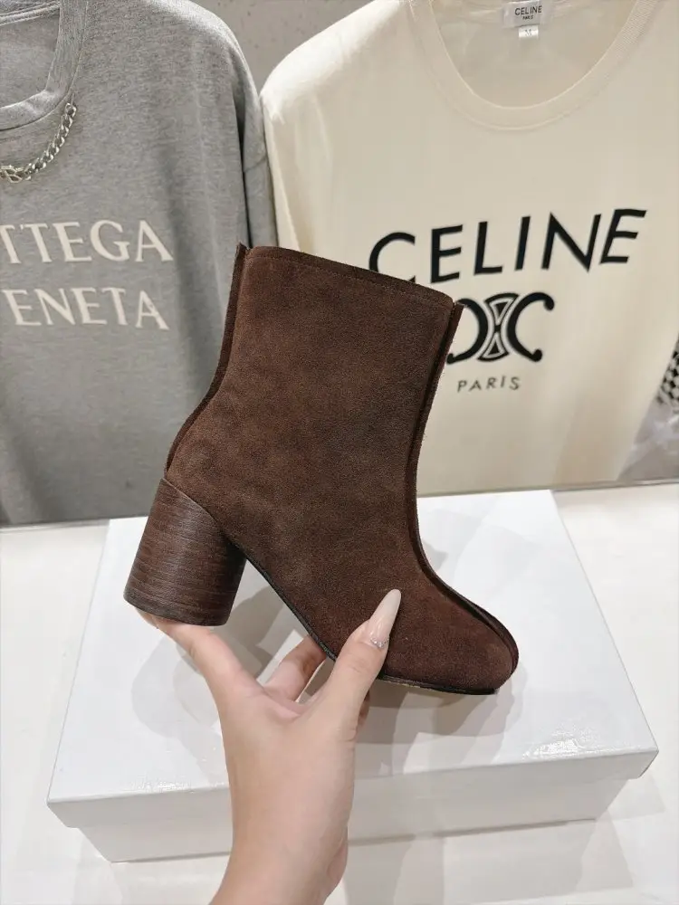 Maison Margiela MM6 Ботильйони з роздільним носком і масивним каблуком — Фото 5