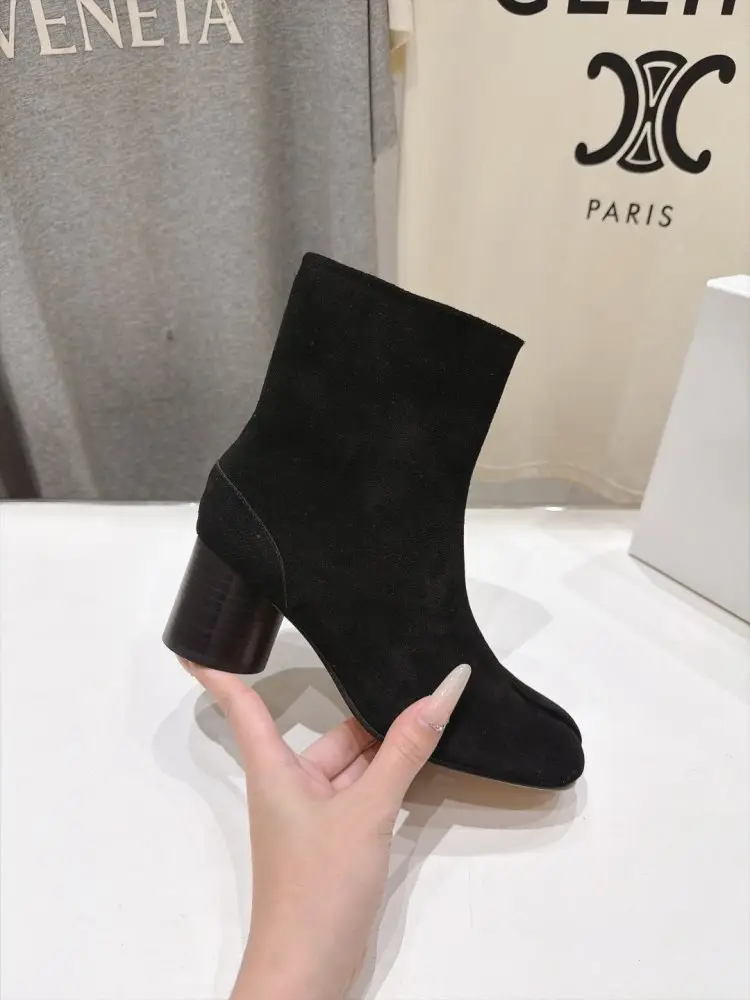 Maison Margiela MM6 Ankle boots from split the toe and massive heel — Photo 5