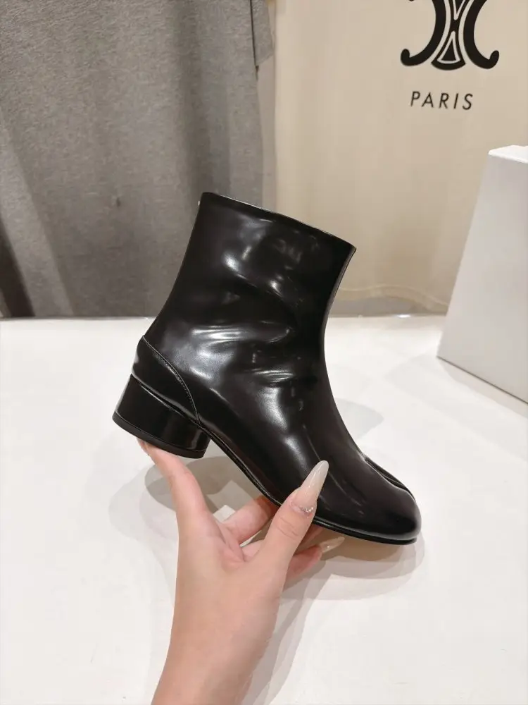 Maison Margiela MM6 Ботильйони з роздільним носком і масивним каблуком — Фото 5