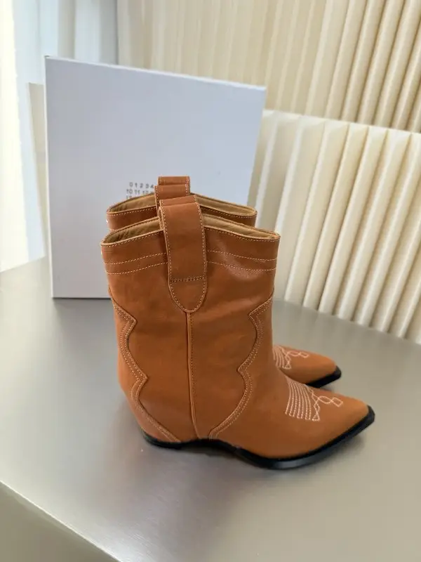 Maison Margiela MM6 Ботильйони MM6 Retro з гострим носком і танкеткой — Фото 2