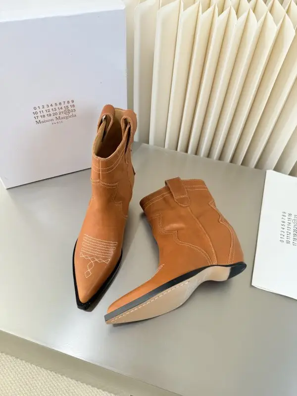Maison Margiela MM6 Ботильйони MM6 Retro з гострим носком і танкеткой — Фото 3
