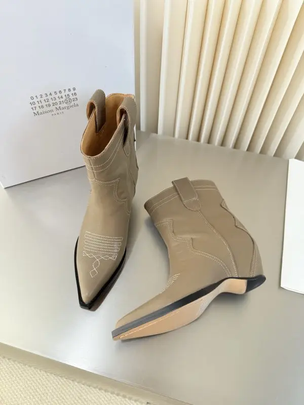Maison Margiela MM6 Ботильйони MM6 Retro з гострим носком і танкеткой — Фото 3