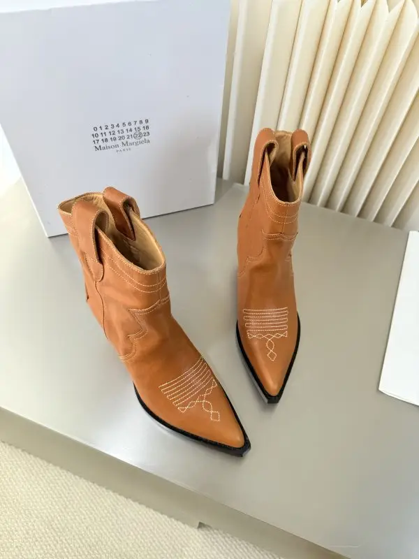 Maison Margiela MM6 Ботильйони MM6 Retro з гострим носком і танкеткой — Фото 4