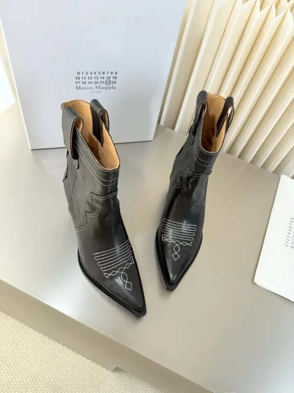 Maison Margiela MM6 Ботильйони MM6 Retro з гострим носком і танкеткой — Фото 4