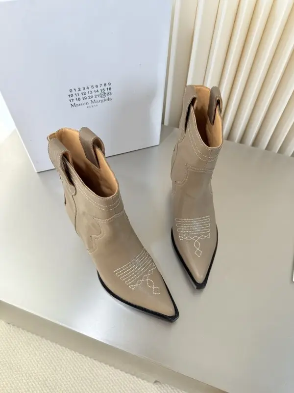 Maison Margiela MM6 Ботильйони MM6 Retro з гострим носком і танкеткой — Фото 4