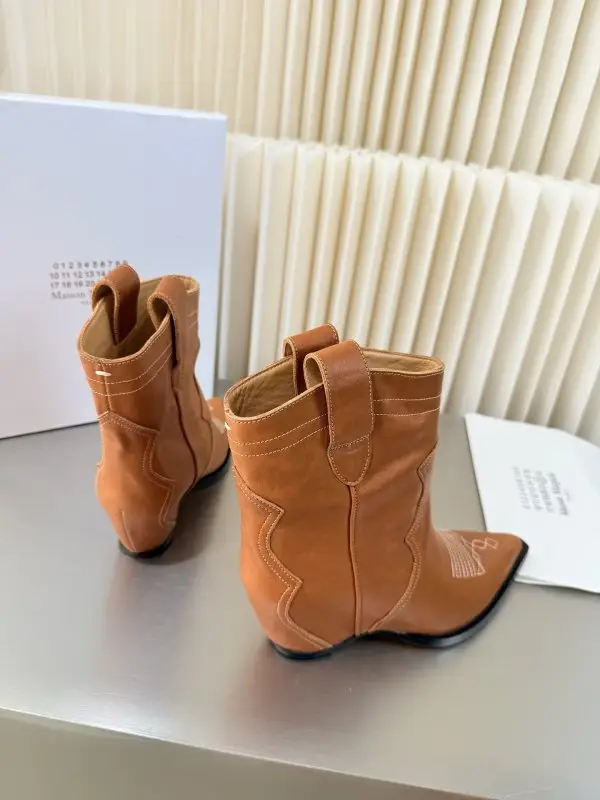 Maison Margiela MM6 Ботильйони MM6 Retro з гострим носком і танкеткой — Фото 5