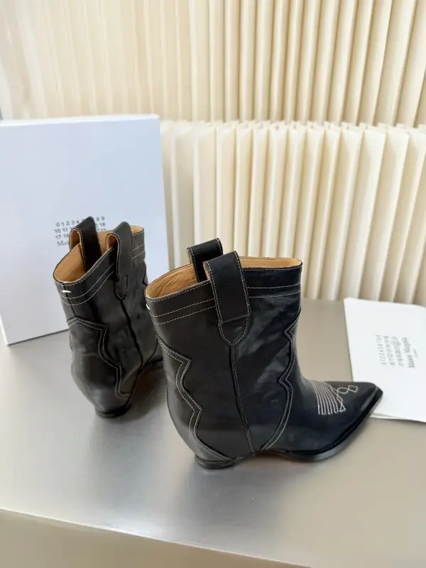 Maison Margiela MM6 Ботильйони MM6 Retro з гострим носком і танкеткой — Фото 5