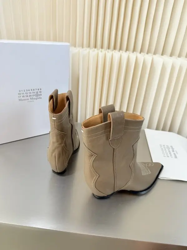 Maison Margiela MM6 Ботильйони MM6 Retro з гострим носком і танкеткой — Фото 5