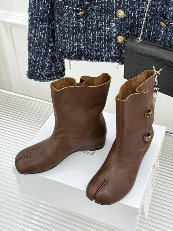 Maison Margiela MM6 Ботильйони на танкетці з металевої пряжкою і разрезным носком — Фото 2