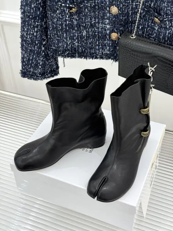 Maison Margiela MM6 Ботильйони на танкетці з металевої пряжкою і разрезным носком — Фото 2