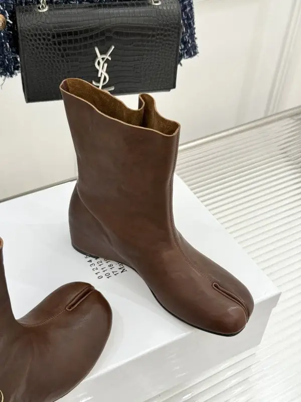 Maison Margiela MM6 Ботильйони на танкетці з металевої пряжкою і разрезным носком — Фото 3
