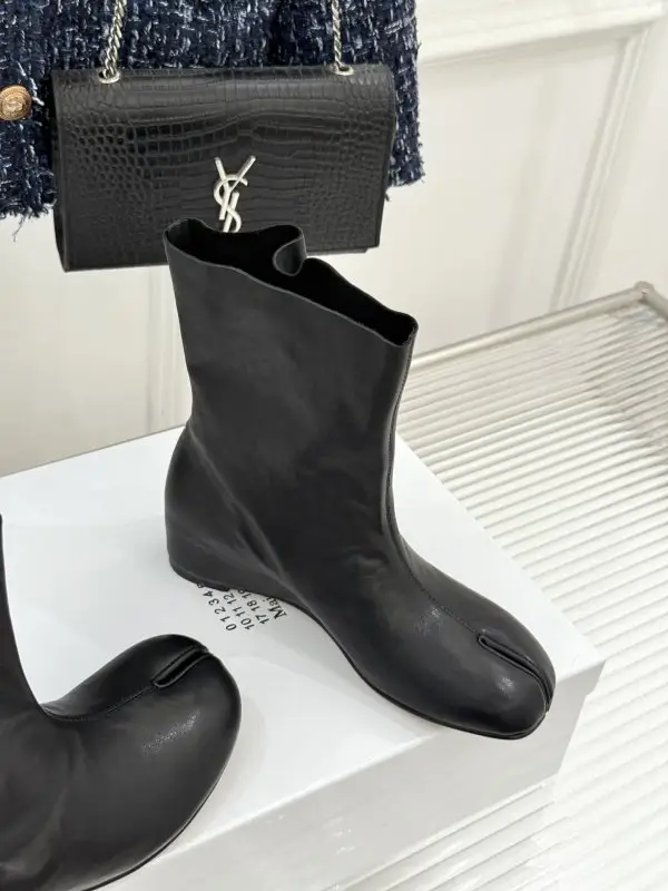 Maison Margiela MM6 Ботильйони на танкетці з металевої пряжкою і разрезным носком — Фото 3