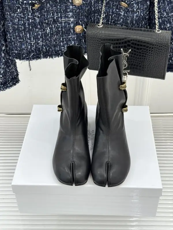 Maison Margiela MM6 Ботильйони на танкетці з металевої пряжкою і разрезным носком — Фото 4
