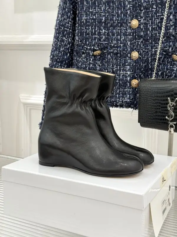 Maison Margiela MM6 — Ботильйони на танкетці з роздільним носком
