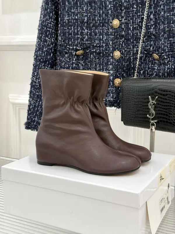 Maison Margiela MM6 Ботильоны на танкетке с раздельным носком — Фото 1