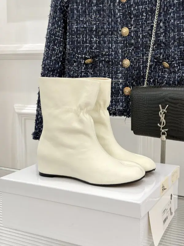Maison Margiela MM6 — Ботильоны на танкетке с раздельным носком