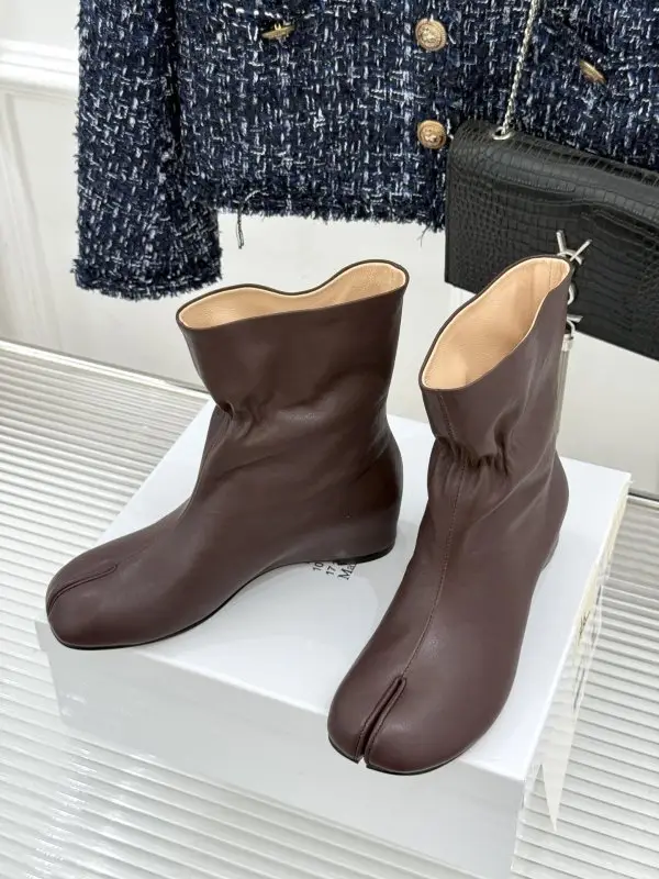 Maison Margiela MM6 Ботильоны на танкетке с раздельным носком — Фото 2