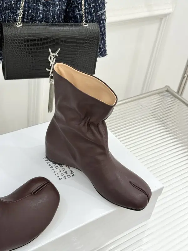 Maison Margiela MM6 Ботильоны на танкетке с раздельным носком — Фото 3